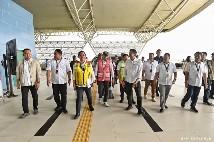 Menhub Budi Karya Sumadi saat tinjau kesiapatan Bandara Kertajati