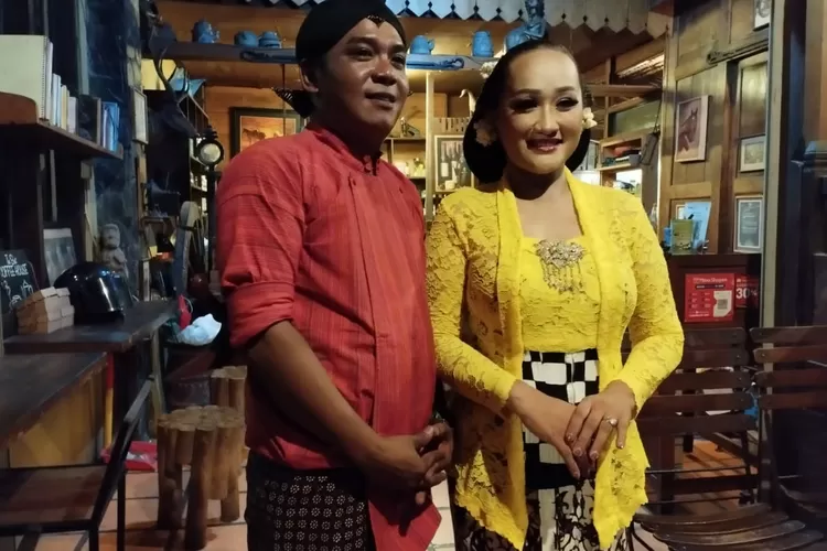 Lestarikan Budaya Lokal, Anang GSG dan Yossie Riyani Gelar Mini Konser Tembang Jawa (Yossie Riyani dan Anang GSG usai menggelar mini konser -- Istimewa)
