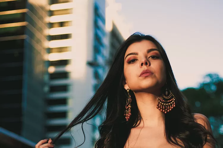 Ilustrasi cewek gengsi tinggi sama pasangan bisa berdampak hubungan tidak sehat (Pexels/Myicahel Tamburini)