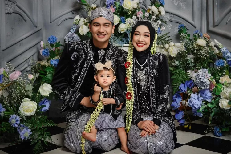  Ria Ricis dan Teuku Ryan Gelar Tedak Siten 7 Bulanan, Moana Lakukan Hal ini (Instagram.com/@riaricis1795)