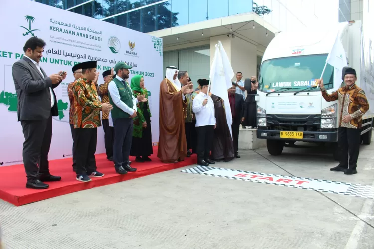 Acara seremoni penyerhan bantuan  paket  pangan  oleh  Dubes Arab Saudi  kepada Kepala Baznas RI  Achmad  Noor di gedung Baznas Jalan Matraman, Jakarta Timur,  Senin (20/3/2023).