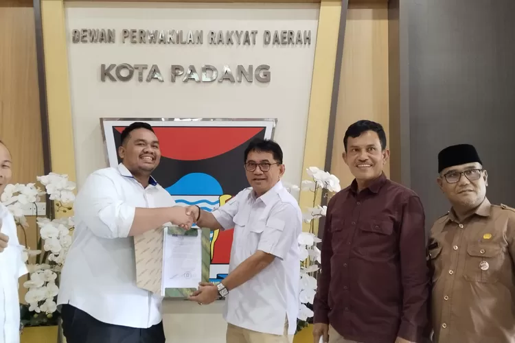 Serketaris DPD Partai PAN Muhammad Rayhan serahkan berkas Calon Wakil Walikota Padang ke Ketua Panlih Mastilizal Aye di Gedung DPRD Padang.