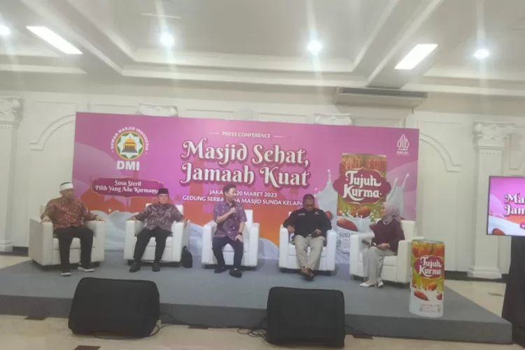 Talkshow menjaga kesehatan dengan tema &ldquo;Masjid Sehat, jamaah Kuat&rdquo;, yang merupakan kerjasama Susu Steril Tujuh Kurma dan Dewan Masjid Indonesia (DMI)  (Sadono )