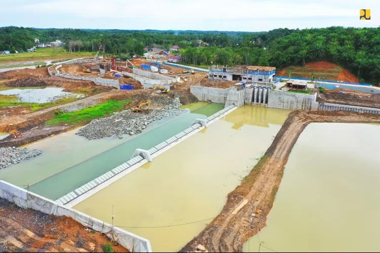 Kementerian Pekerjaan Umum dan Perumahan Rakyat (PUPR) tengah menyelesaikan pembangunan Bendungan Sepaku Semoi dan Intake Sungai Sepaku di Kabupaten Penajam Paser Utara, Kalimantan Timur.
