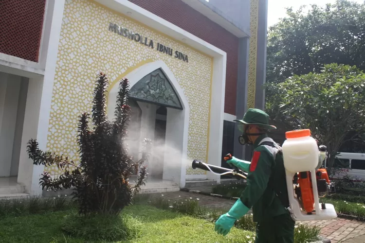 Tim Pestigo saat melakukan pembasmian nyamuk di masjid Dinkes Kota Bogor. (Sofyansyah/Radar Bogor)