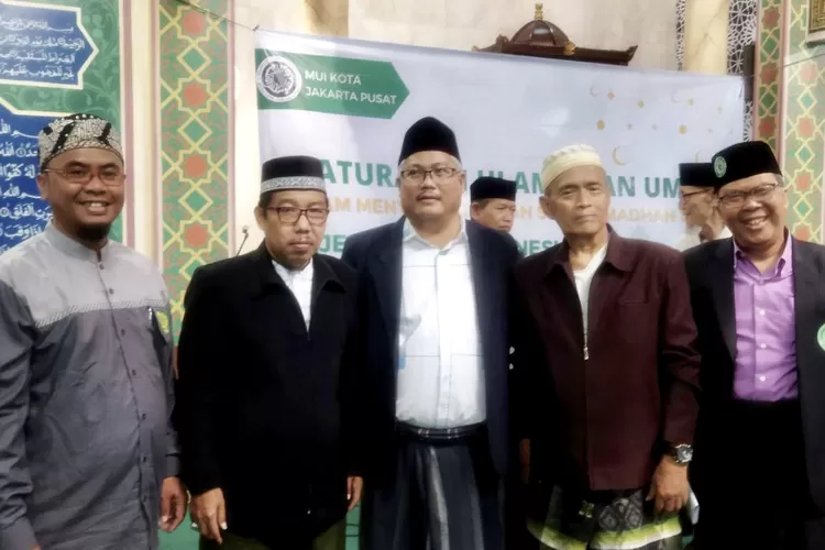 Ketua PD PERSIS Jakarta Pusat Ustaz Ahmad Fadillah didiampingi Penasehat PD. PERSIS Jakarta Pusat Ustaz Ade Rahman berfoto bersama dengan Ketua MUI Kota Administratif Jakarta Pusat KH. Robi Fadhil Muhammad, M. Pd (tengah jas hitam) &ndash; Foto: Istimewa