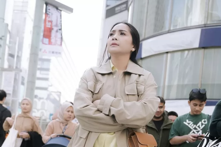 Isu perselingkuhan Raffi Ahmad dengan Mimi Bayuh kembali mencuat ke publik usai tertangkap kamera sedang lakukan video call, video Nagita Slavina sebut mundur jika sang suami minta poligami muncul kembali (Foto: Nagita Slavina)