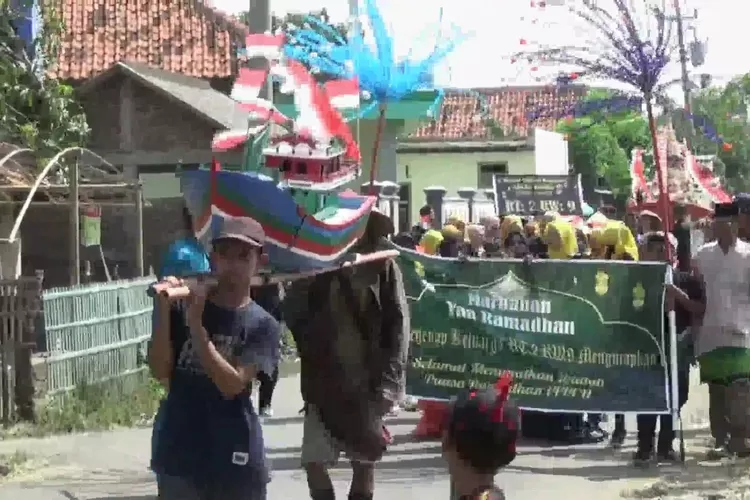 Pawai warga Dukuh Panggangayom Desa Wonorejo menyambut bulan ramadhan keliling kampung. (edi prayitno/kontributor Kendal)