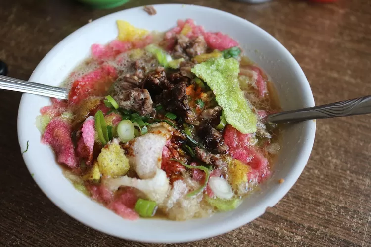 Soto Sokaraja biasanya disajikan dengan potongan daging sapi atau ayam, bihun, tauge, kerupuk merah dan khasnya ialah sambal kacang. (Hallo Bogor/Pixabay@mufidpwt)