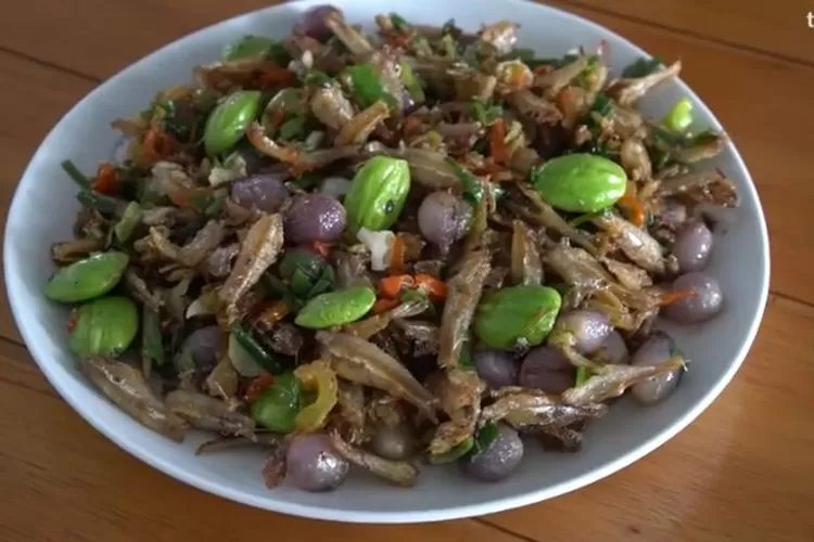 Resep tumis teri, pete dan bawang. Salah satu menu sahur enak dan praktis. (YouTube Tri Pujis)