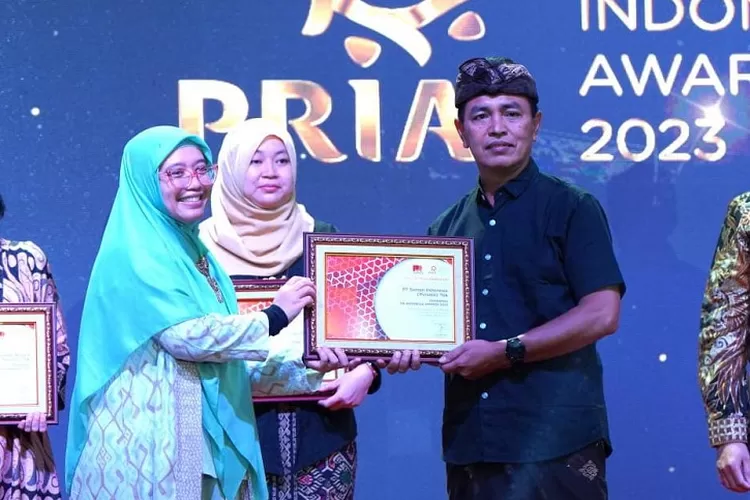 Ahmad Parno Saverillah (kanan), Corporate Communication SIG, menerima piagam penghargaan PRIA 2023 kategori Terpopular di Media Cetak dan Online 2022, sub kategori BUMN Tbk