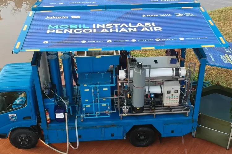 Mobil tanki pengolah air limpasan  Kali  Pondok Rangon menjadi  air baku pembuat  kopi.