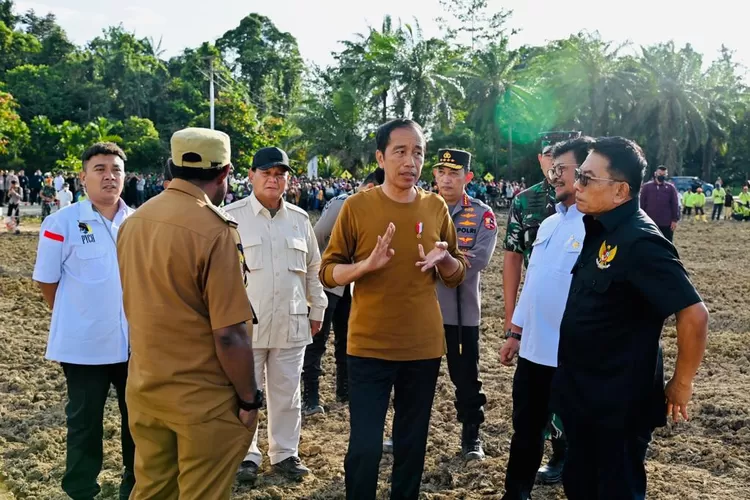 Didampingi Prabowo, Presiden Jokowi Resmikan PYCH dan Tinjau Food Estate di Papua (Laily Rachev - Biro Pers Sekretariat Presiden)