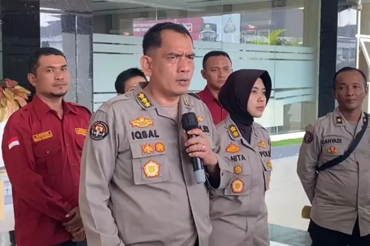 Kabidhumas Polda Jateng Kombes Iqbal Alqudusy saat memberikan keterangan terkait pemecatan oknum anggota Polda Jateng yang terlibat calo seleksi bintara. (Polda Jateng)