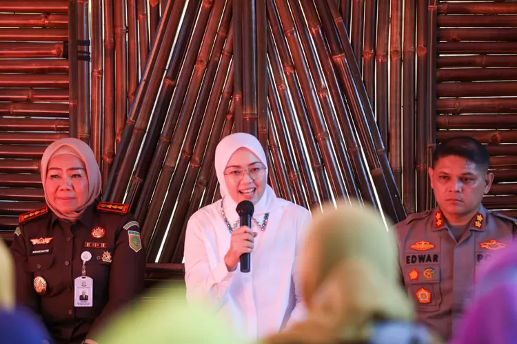 Bupati Purwakarta Anne Ratna Mustika (tengah)