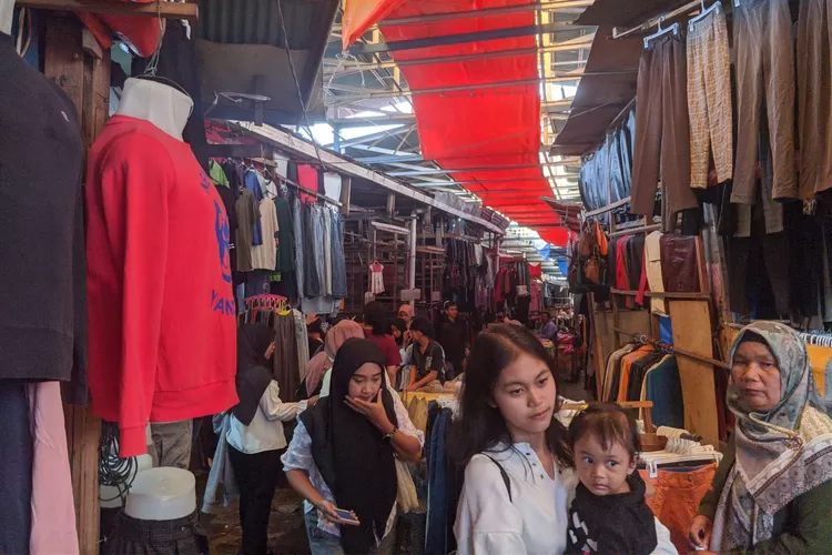 Deretan kios pedagang pakaian bekas impor di Pasar Putih Bukittinggi (Harianhaluan.com/ Vesco)