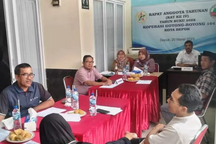 BAHAS : Pengurus, pengawas dan perwakilan anggota Koperasi Gotong Royong 164 menyelenggarakan rapat anggota tahunan (RAT) ke IV tahun buku 2022, Senin (20/3).  (ALDY/RADAR DEPOK)