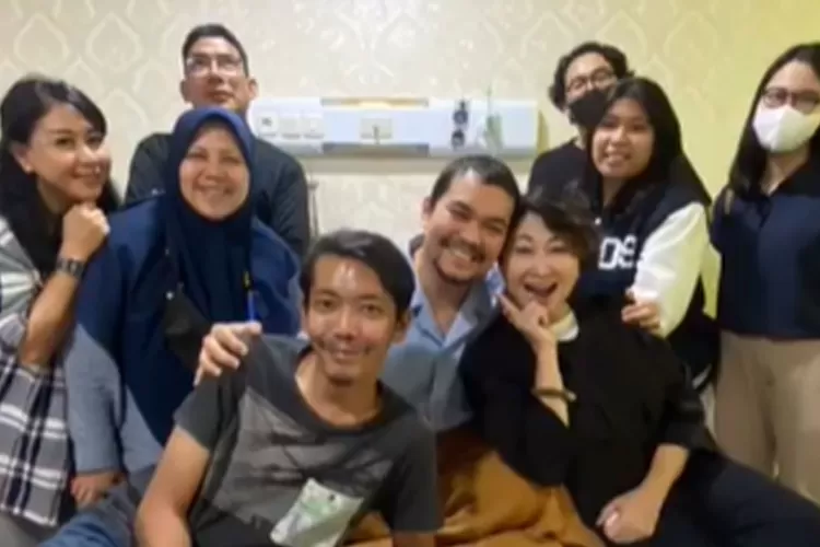 Indy Barends jenguk Indra Bekti yang kembali harus dirawat di rumah sakit. (Instagram.com/indybarends)