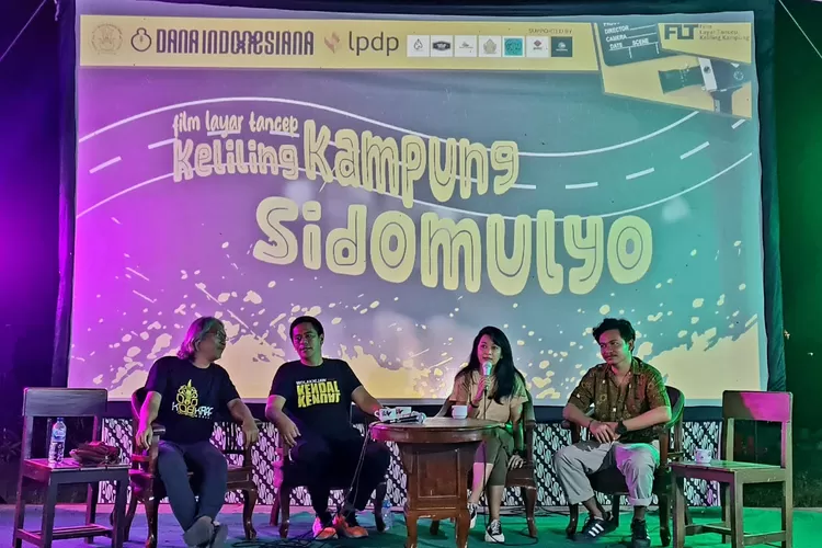 Diskusi dalam kagiatan Layar tancep keliling kampung di Yayasan Sanggar Seni Kejeling. (dokumen)