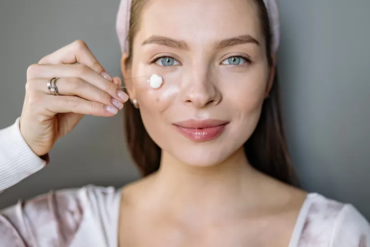 Ilustrasi penggunaan rekomendasi produk eye cream pada tahapan skincare  (Yan Krukau by Pexels)