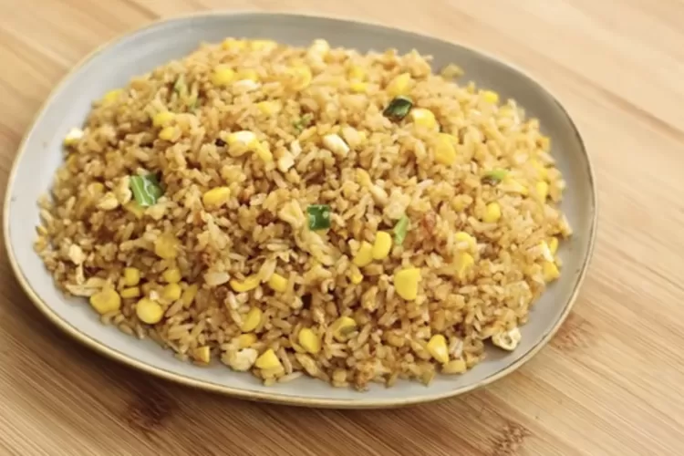 Nasi goreng telur ala chef Devina Hermawan/ (Tangkapan layar YouTube Devina Hermawan)