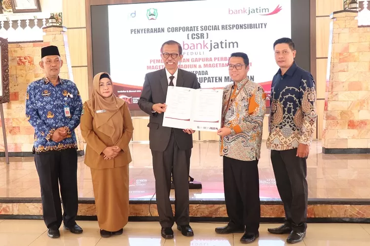 Bupati Magetan, Suprawoto saat menerima bantuan secara simbolik dari Bank Jatim
