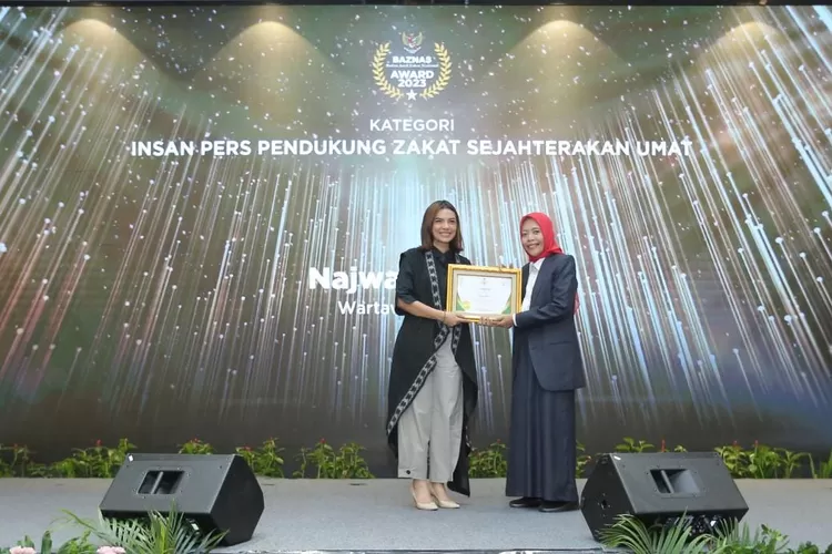 Pimpinan  Baznas Bidang Penyaluran dan Pendayagunaan  Saidah Sakwan menyerahkan  Baznas Award kepada presenter Najwa Sihab di  Hotel Sahid, Selasa (20/3/2023).