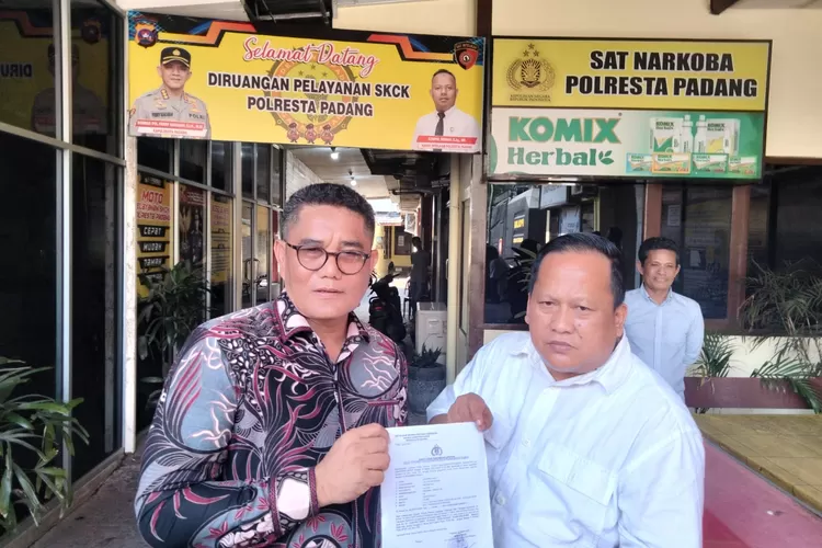 Syahrial Kani di dampingi Ketua DPRD Kota Padang Bobi Rustam saat menunjukan surat tanda terima laporan polisi nomor: STTLP/B/217/III/SPKT/POLRESTA PADANG/POLDA SUMBAR tanggal 22 Maret 2023