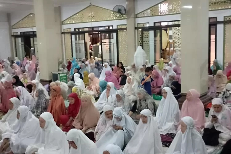 Sholat tarawih hari pertama di masjid besar riyadlush Shalihin Parung Bogor. (Bogor Times)