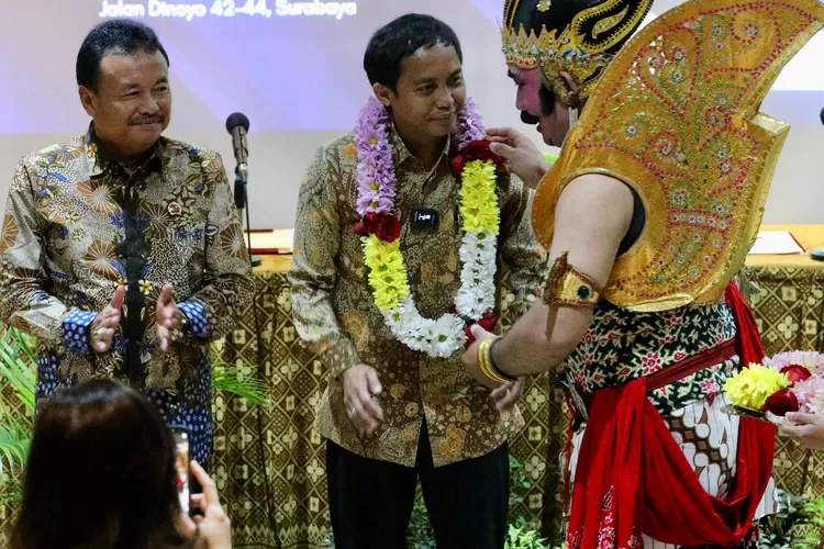 Wamen ATR/BPN Juli Antoni seusai menyampaikan Kuliah Umum di Universitas Katolik Widya Mandala (UKWM) Surabaya bertema Universitas Hadir Wujudkan Kesejahteraan Rakyat Melalui Pendaftaran Tanah. (istimewa )