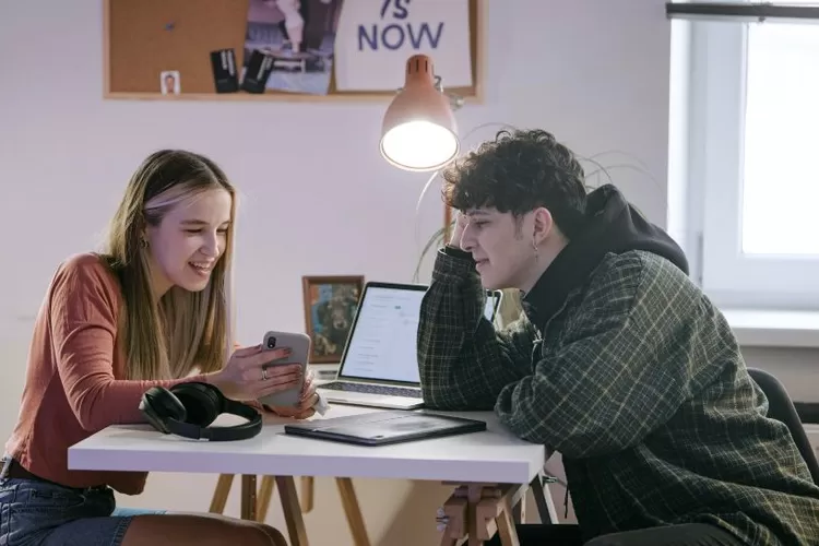 Ilustrasi cara membuat pria introvert jatuh cinta (Pexels/Ivan Samkov)