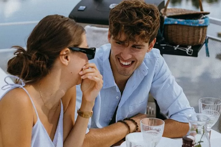 Ilustrasi saat tertawa menjadi tanda orang suka sama kita (Pexels/KoolShooters)