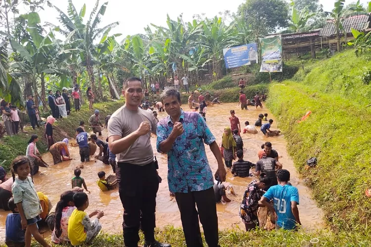 Masyarakat RW 06, Desa Mekarjaya, Kecamatan Rumpin, Kabupaten Bogor menggelar Ngubek Empang.