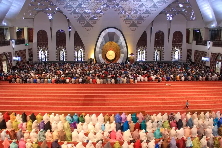 Dokumentasi salat tarawih di Masjid Raya Sumbar (Foto/Tio Furqan)