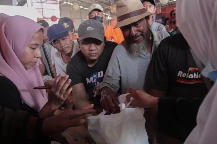 Jelang Ramadan, Relawan Sandi Uno menyalurkan ribuan sembako murah di Bekasi, Jawa Barat.  (Istimewa)