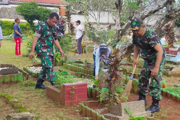 Koramil 06/Cimanggis Kota Depok adakan karya bakti dengan membersihkan makam yang terletak di RW3 Kelurahan  Jatijajar, Kecamatan Tapos, Rabu (22/3).