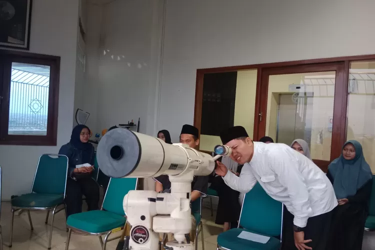 Tim Hisab Rukyah Menara MAJT Semarang saat melihat hilal.  (Istimewa)