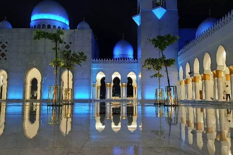 Masjid Raya Sheikh Zayed Solo (Endang Kusumastuti)