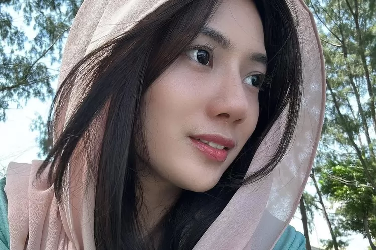 Selain Bisa Tampil Hot, Berlliana Lovell Ternyata Sangat Cantik Jika ...