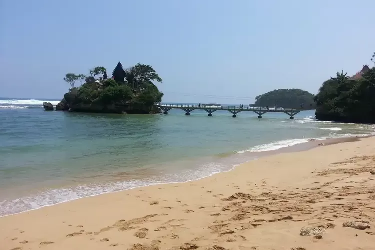Panorama Indah di Pantai Balekambang Malang, Wisata yang Sembari Menjejaki Tiga Pulau Bersejarah Disekitarnya. (Pixabay)