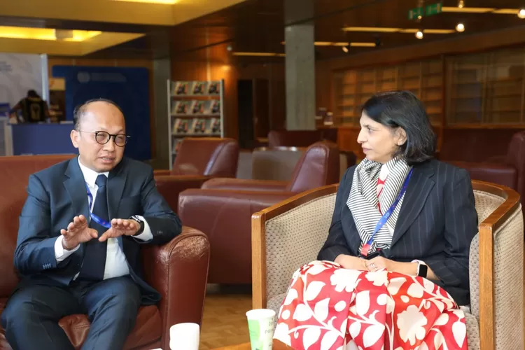 Sekjen Kemnaker Anwar Sanusi (kiri) saat melakukan pertemuan bilateral dengan Sekretaris Ketenagakerjaan Kementerian Ketenagakerjaan India Ms Arti Ahuja (kanan). 