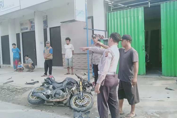 Kondisi motor yang tertabrak truk di Gunungsindur. (Nasir)