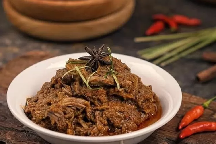 Rendang masakan Nusantara yang nikmat dan lezat untuk dihidangkan di hari raya lebaran