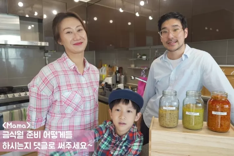 ambut Bulan Puasa Ramadhan, Serunya Mama Gina Kimbab Family Ajak Keluarga Online Masak Bumbu Dapur (YouTube Kimbab Family)