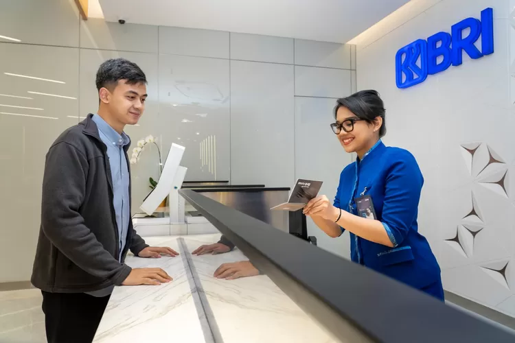 Staf BRI ketika melayani para nasabah bank. (Foto: dok. Bank BRI)
