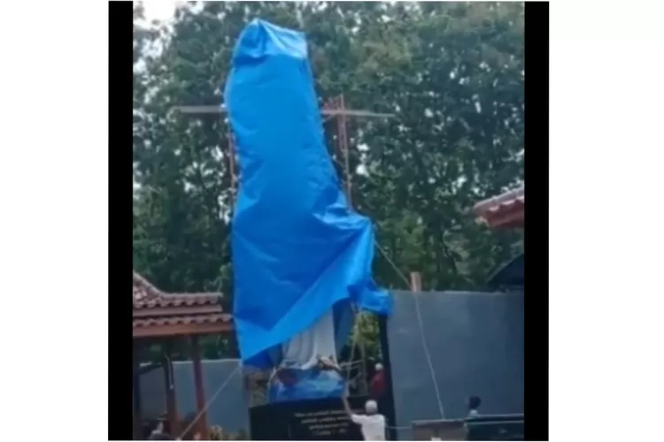 Tangkapan layar video penutupan patung Bunda Maria di Kulonprogo karena dinilai mengganggu umat Islam yang beribadah (Instagram/@YLBHI)