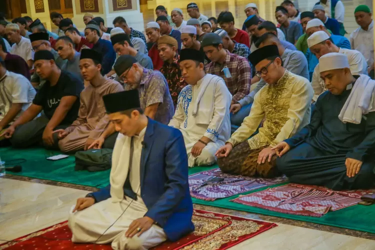 Wali Kota Bogor Bima Arya salat Tarawih pertama Ramadhan 2023 di Masjid Agung Kota Bogor. (Humas Pemkot Bogor)