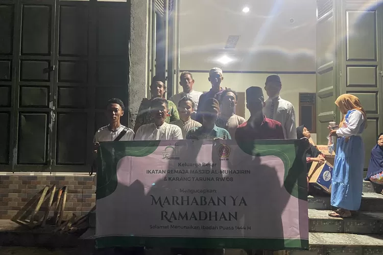 Karang Taruna (Katar) Unit 8, Kelurahan Curug, Kecamatan Cimanggis menggelar pawai obor berkeliling wilayahnya.