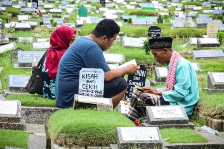 Ilustrasi ziarah kubur usai shalat Ied Idul Fitri (Instagram)