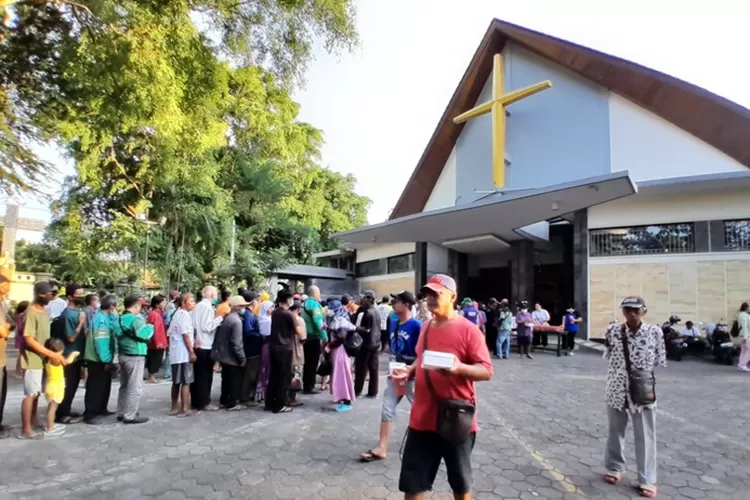 Masyarakat membawa takjil pemberian Gereja Katolik Bongsari Semarang untuk buka puasa.  (Ayosemarang.com/ Audrian Firhannusa)